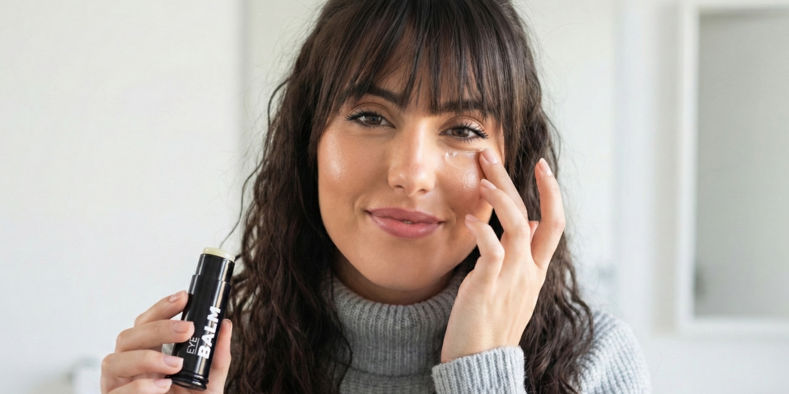 Balm de Olhos Simple Organic aplicado na região ao redor dos olhos